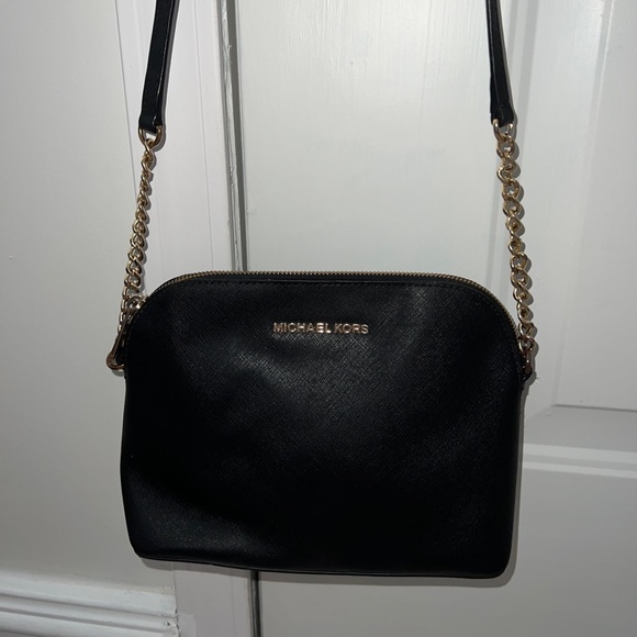 I’m selling this Micheal Khors Small Black cross body purse, - Picture 2 of 5